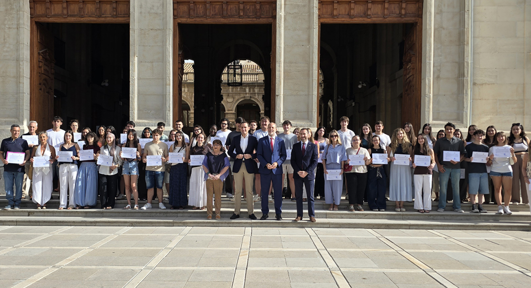El Rector de la UJA, y el presidente de la Diputación, junto a otros representantes institucionales y el alumnado beneficiario de las ayudas.