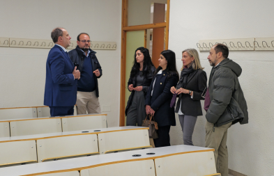 El Rector Nicolás Ruiz visita una de las aulas en las que se ha actuado.