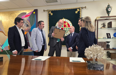 El Rector recibe la certificación de manos de Julio Hermana García, responsable de Comercialización de Certificación de Bureau Veritas Certification.