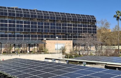 Placas fotovoltaicas en el Campus Las Lagunillas.