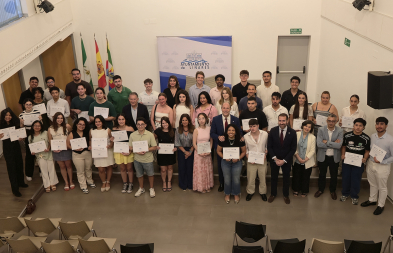 Acto de entrega de las becas celebrado en el Auditorio de la Juventud de Linares.