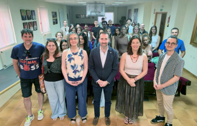 Representantes institucionales y alumnado participante en el Programa de Verano de Inmersión Lingüística y Cultural en Español.