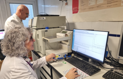 Sofía Salido y Justo Cobo, en su laboratorio.