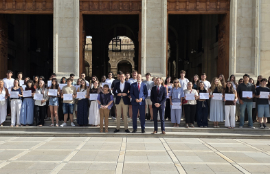 El Rector de la UJA, y el presidente de la Diputación, junto a otros representantes institucionales y el alumnado beneficiario de las ayudas.