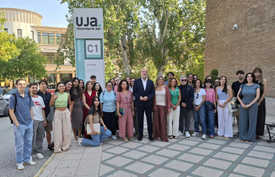 Foto de familia del Rector y el equipo del Vicerrectorado de Investigación y Transferencia del Conocimiento con el personal joven incorporado.