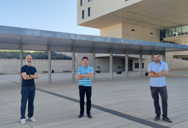 Los investigadores del proyecto Francisco Cañadas, Pedro Vera y Julio Carabinas, en el Campus de Linares.