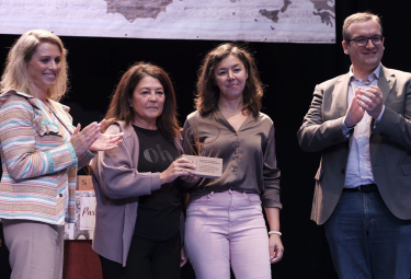 Entrega del premio a las investigadoras de la UJA Mª Ángeles Espadas y Teresa Amezcua.