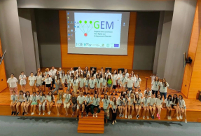 Foto de familia con participantes y mentoras de Campus GEM 2022.
