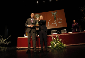 El Rector de la UJA, junto a Alberto Conejero, con el reconocimiento.