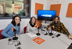 Julio Ángel Olivares Merino, Lourdes Espinosa Fernández y Mireia Servián López, en los estudios de UniRadio Jaén