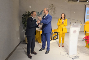 El Rector hace entrega del galardón a José Ángel Cabrera.
