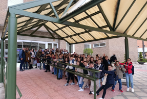 Escolares que han participado, junto a las investigadores y miembros de UniRadio Jaén.