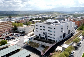 Imagen aérea del Campus Las Lagunillas, con el Edificio de Ciencias de la Salud en primer plano.