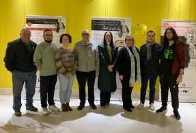 La vicerrectora de Cultura, Marta Torres, con uno de los comisarios, Fran Pérez, la alcaldesa del municipio, Estela Palacios, el cronista de la localidad, Victoriano Muñoz, y miembros de la Corporación.