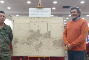 Acto inaugural con el profesor José Miguel Delgado acompañado por el subteniente José Luis Montero.