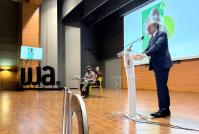 Intervención del Rector, Nicolás Ruiz, junto con la vicerrectora de Cultura, Marta Torres, y el escritor David Uclés, en el Aula Magna de la Universidad de Jaén