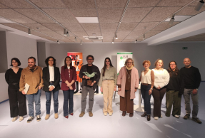 El ganador, junto a miembros del jurado y asistentes al acto