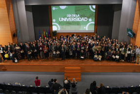 Foto de familia con representantes institucionales y premiados, del Día de la Universidad.