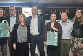 Los autores del trabajo junto a la presidenta de la Sección de Dirección de Operaciones y Tecnología de ACEDE, el presidente de ACEDE y el presidente del Comité de Organización del workshop.