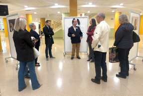 Inauguración de la exposición, en el vestíbulo derecho del B4.