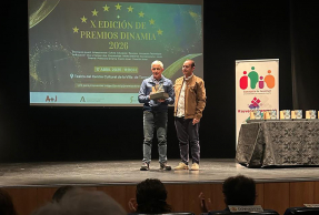 Fernando Valverde recoge el premio concedido al Servicio de Atención y Ayuda al Estudiante de la UJA.