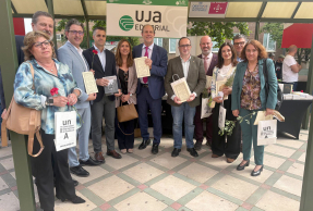 Autoridades asistentes a la inauguración de la Fiesta del Libro de la UJA, frente al stand de UJA Editorial.