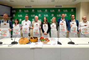 Foto de familia con representantes de la UJA, 'El Dornillo' y de las entidades colaboradoras.