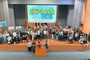 Fotografía de familia de los estudiantes de secundaria en el programa "Explora IES".