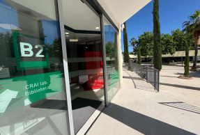 Puerta automática y rampa de acceso al CRAI de la UJA.