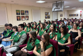 Colegiales y colegialas del CM Domingo Savio, tras la imposición de becas.