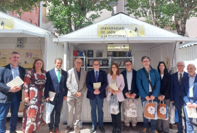 Autoridades, en la caseta de la Universidad de Jaén en la 39ª edición de la Feria del Libro.
