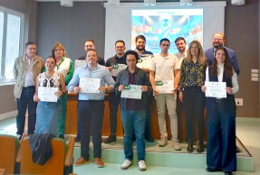 Representantes institucionales de la UJA, junto a algunos de los estudiantes premiados.