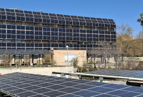 Placas fotovoltaicas en el Campus Las Lagunillas.