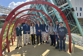 Responsables institucionales y del proyecto, en la instalación de 'Mobilete' en el Campus de Linares.
