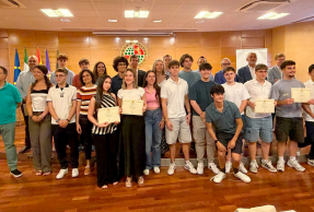Foto de familia de los participantes y estudiantes premiados.