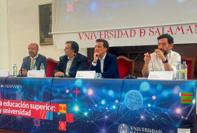 Francisco Roca, a la izquierda, durante su intervención en el foro celebrado en la USAL.