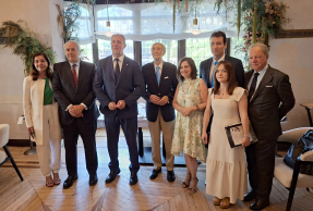 Foto de familia con el Rector, responsables de Castillo de la compañía oleícola e investigadores galardonados con el VIII Premio Castillo de Canena.