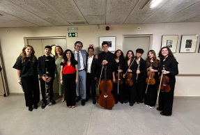 Músicos de la Orquesta de la UJA participantes en el concierto, con profesorado de la UJA.