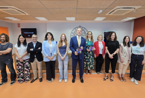 El Rector y la vicerrectora de Enseñanzas oficiales, con la protagonista del spot y responsables académicos y de centros.