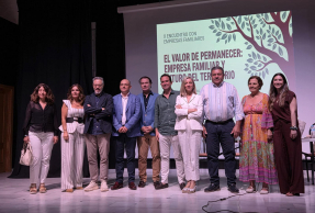 Foto de familia con representantes de la UJA, del Ayuntamiento de Castellar, de la Cátedra de Empresa Familiar y de las empresas participantes.