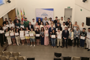 Acto de entrega de las becas celebrado en el Auditorio de la Juventud de Linares.