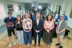Representantes institucionales y alumnado participante en el Programa de Verano de Inmersión Lingüística y Cultural en Español.