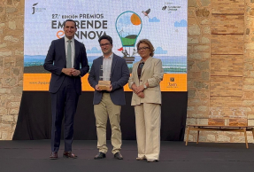 Entrega del galardón a Glosso, en la 27ª edición de los Premios Emprende e Innova en Desarrollo Sostenible.