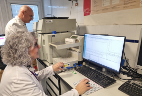 Sofía Salido y Justo Cobo, en su laboratorio.
