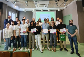 Foto de familia con ganadores, jurado y organizadores del programa.