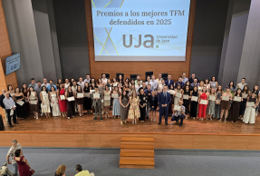 Foto de familia con premiados y representantes institucionales, tras el acto de entrega de premios.