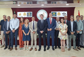 Foto de familia tras la inauguración de los XVI Cursos de Verano de la UJA en La Carolina.