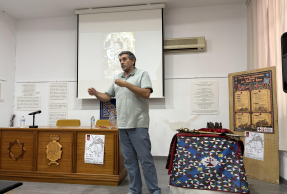 José Miguel Delgado, presentando 'El paso del Sur. Los ingenieros militares y el camino de Despeñaperros (1777-1808)’.