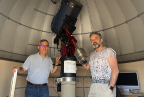 Los investigadores de la UJA Josep Martí, a la izquierda, y Pedro Luque Escamilla, en el Observatorio Astronómico de la UJA.