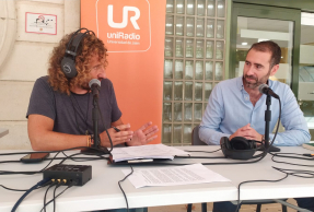 Julio Ángel Olivares, entrevistando al vicerrector de Internacionalización José Ignacio Jiménez.